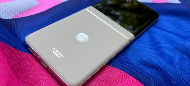 Motorola RAZR 50: Acustică stereo cu un strop de tărie extra peste fratele Ultra