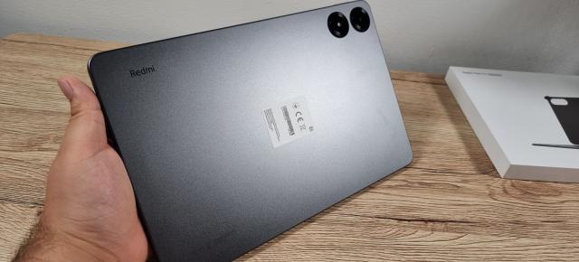 Redmi Pad Pro: Design clasic, metalic, perfect manevrabilă cu două mâini