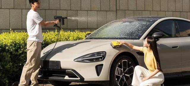 Uită de cozile de la spălătorie! Cu Xiaomi Mijia Cordless Car Wash îți speli singur mașina în curte, rapid și eficient