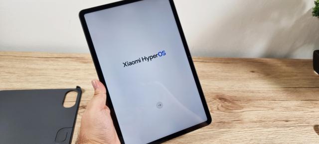 Redmi Pad Pro: OS, UI, aplicaţii cu un HyperOS bine adaptat, bonus al husei-tastatură + stylus