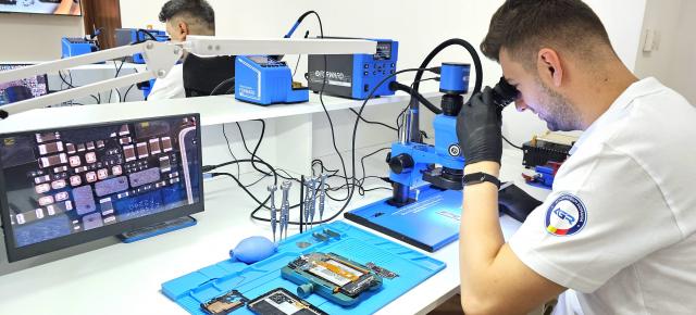 Primul centru din România pentru formarea tehnicienilor de reparații telefoane mobile, deschis la Iași