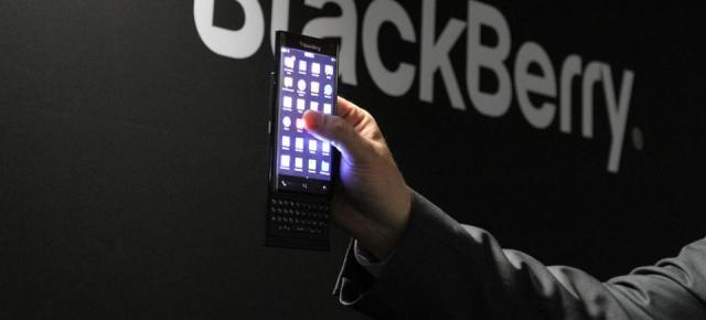 MWC 2015: BlackBerry prezintă un prototip de terminal slider, cu ecran curbat pe margini, care va sosi peste câteva luni