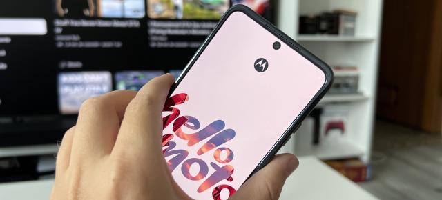 Motorola aduce funcţia Circle to Search pe telefoanele sale premium