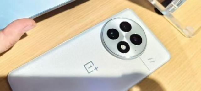 OnePlus 13 în primele imagini! Schimbări mici la nivel de design, modulul circular de cameră rămâne la posturi