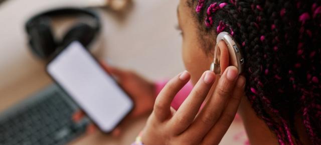 FCC impune compatibilitatea universală a telefoanelor cu aparatele auditive