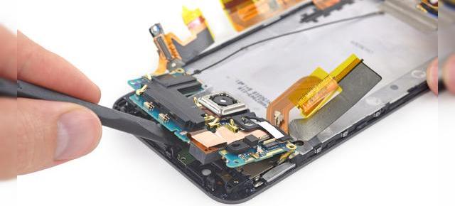 HTC One M9 primeşte o disecţie iFixit care ne arată că terminalul e foarte greu de reparat