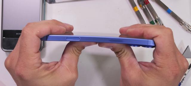 Apple iPhone 16 într-un test de durabilitate marca JerryRigEverything (Video)