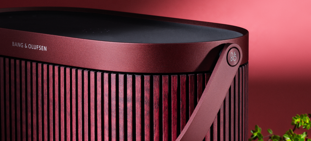 Bang & Olufsen îmbracă boxa BEOSOUND A5 într-o nuanţă de sărbătoare: Cranberry Red