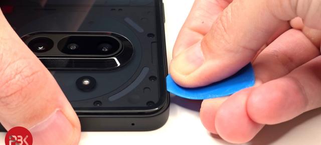 Nothing Phone (3a) disecat în fața camerei; Cât de ușor este de reparat?