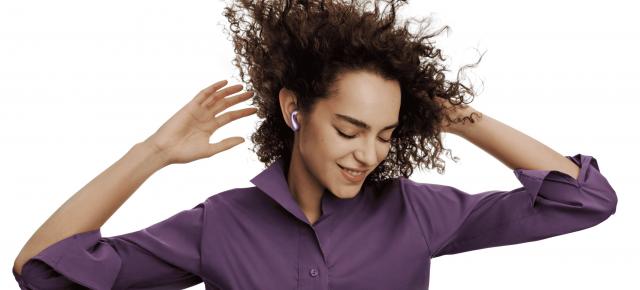 HUAWEI FreeBuds 6 sosesc cu design semi-open, drivere duale și tehnologie Bass Turbo 