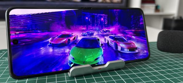 Motorola razr 60 Ultra: Multimedia satisfăcătoare, mai ales la gaming