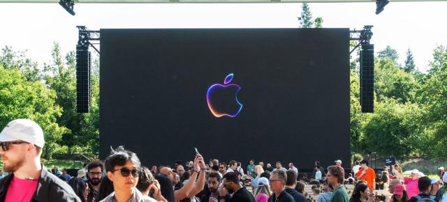 Apple pregătește schimbări vizibile pentru aplicațiile Phone, Safari și Camera; iOS 26 ar putea aduce o interfață inspirată din visionOS