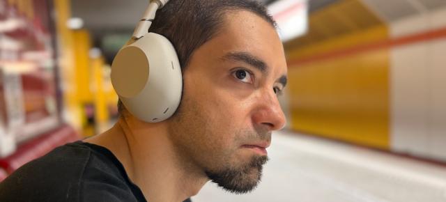 Am testat căştile Sony WH-1000XM6, care fac linişte totală în zgomotul din capul tău, au sunet cald, spaţialitate din belșug