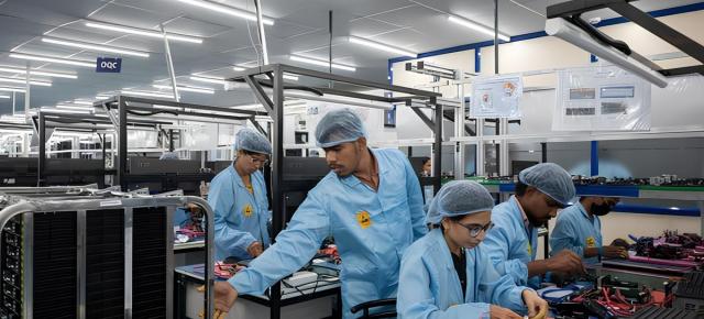 Foxconn retrage sute de ingineri chinezi din India, afectând planurile Apple de extindere a producției; Tensiunile logistice ar putea încetini producția iPhone 17