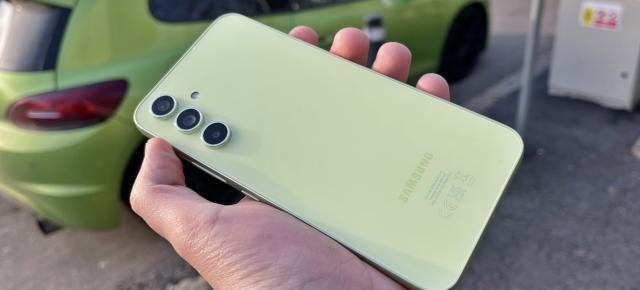 One UI 8 începe testele pe Galaxy A54; firmware-ul cu Android 16 a fost deja urcat pe servere