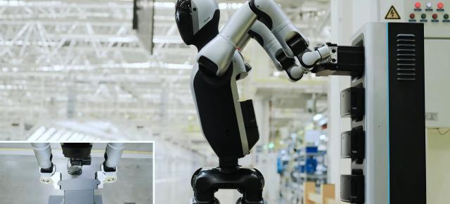 Primul robot umanoid care își schimbă singur bateria; Walker S2 de la UBTech din China are alimentare duală și autonomie continuă