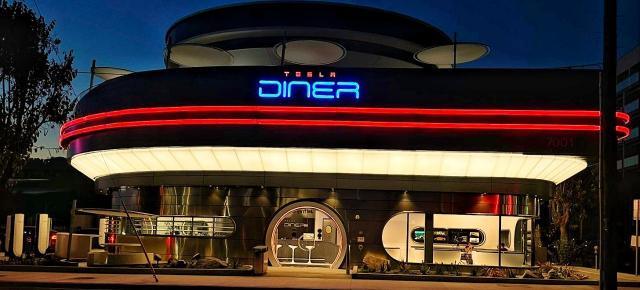 Tesla deschide în sfârșit Diner & Drive-In Supercharger promis în 2018; locul arată spectaculos