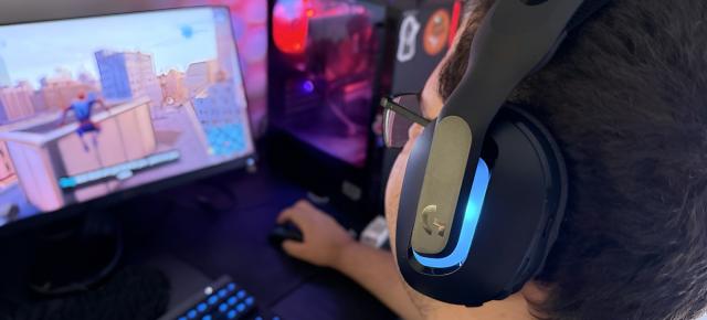Am testat Logitech G522 LIGHTSPEED: Căști wireless de gaming cu microfon broadcast și RGB dinamic, perfecte pentru sesiunile lungi de gaming