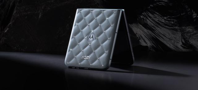 motorola razr 60 primește o ediție cu bling-bling, pe nuanța PANTONE Ice Melt cu 35 de cristale Swarovski