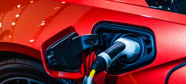 Ecotichet mai mic în 2025 pentru mașinile electrice; statul oferă doar 18.500 de lei prin Rabla