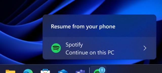 Ai început un podcast pe telefon și îl continui instant pe laptop; Windows 11 testează redarea automată a Spotify și altor aplicații Android între dispozitive
