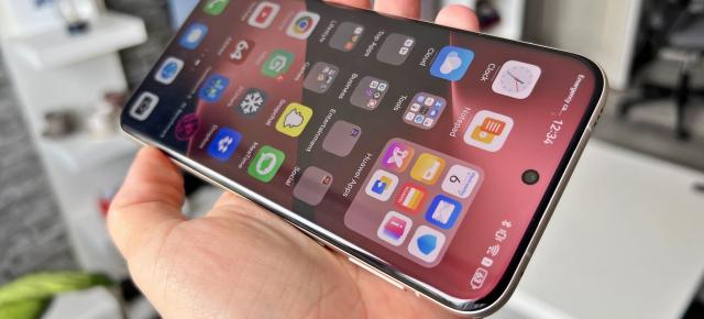 Huawei Pura 80 Ultra: Display ultra imersiv, pe soare, în deplasare, în tren spre munte