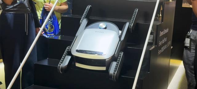 IFA 2025: Dreame Cyber X e primul aspirator robot din lume capabil să urce scări! Iată-l în acțiune (Video)