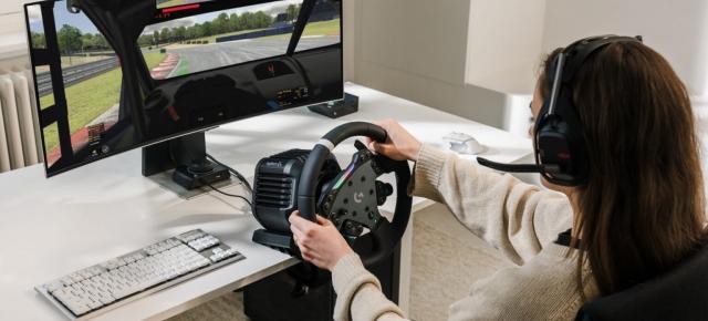 Logitech G PLAY 2025 aduce produse noi pentru PC, consolă și zona esports: headseturi wireless, tastaturi rapide și echipamente de sim racing