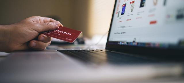 Românii preferă sfatul familiei în locul AI-ului; doar 16% se bazează pe inteligența artificială la cumpărături