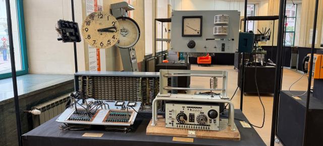 Am vizitat Palatul Telefoanelor şi am văzut centrale şi telefoane din anii 1950, 1970 (Video)
