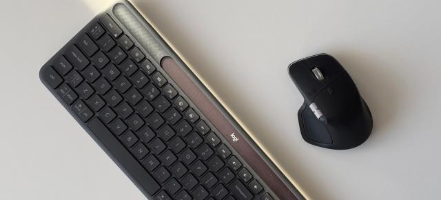 Logitech Signature Slim Solar+ K980 Review: Tastatura ce se hrănește cu lumina soarelui sau a.. becului, fără porturi și fără cabluri de încărcare