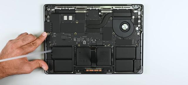 Teardown iFixit pentru MacBook Pro M5; Noul model obține un scor modest de reparabilitate (Video)