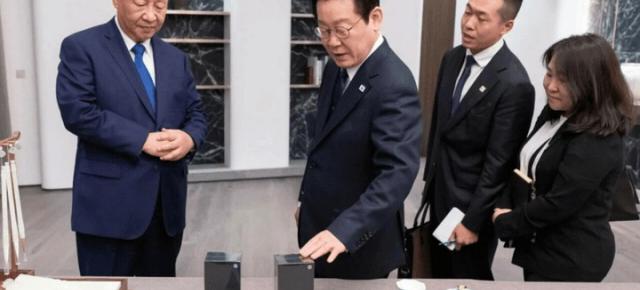 Xi Jinping i-a oferit două telefoane Xiaomi președintelui sud-coreean Lee Jae Myung; S-a glumit pe seama backdoor, într-un gest cu dublu mesaj