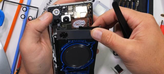 Cum arată la interior Red Magic 11 Pro? Telefonul de gaming răcit cu apă și aer luat la puricat de JerryRig