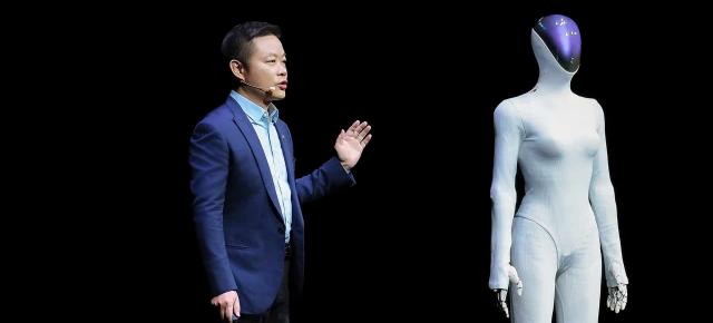 Robotul IRON de la Xpeng se mișcă atât de bine încât lumea a crezut că e om; Compania l-a disecat pe scenă (Video)