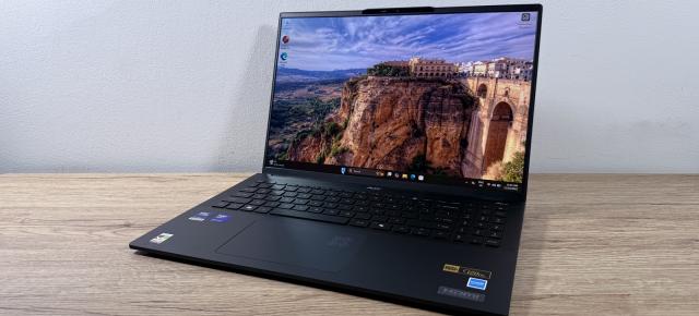 Am testat Acer Swift 16 AI: Un laptop mare, dar ușor și elegant, cu un ecran OLED spectaculos, gata pentru productivitate și divertisment