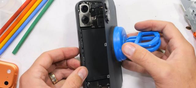 iPhone 17 desfăcut în faţa camerei; Cât de uşor de reparat este?