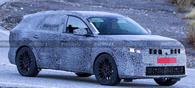 Dacia C-Neo apare în primele fotografii spion; Hatchback-ul compact va fi produs în România din 2026