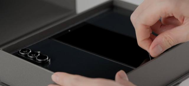 Samsung Galaxy TriFold primeşte un unboxing în faţa camerei! Ce e extra în cutie?