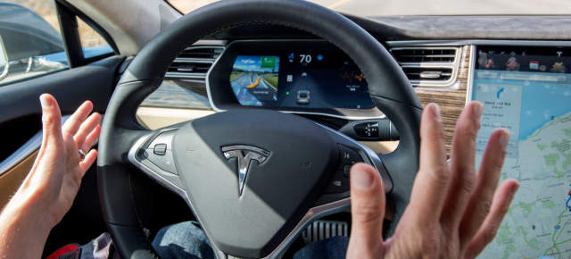 Elon Musk încurajează şoferii să scrie mesaje pe telefon la volan, după un update Tesla