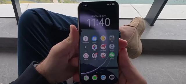 Smartphone-ul prototip TikTok este automatizat pentru shopping online, cu accent pe economii, vine cu “Gemini-ul chinez” preinstalat