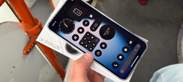 Nothing Phone (3a) Lite: Display foarte mare, mai luminos decât mă așteptam, peste modele Pro chiar