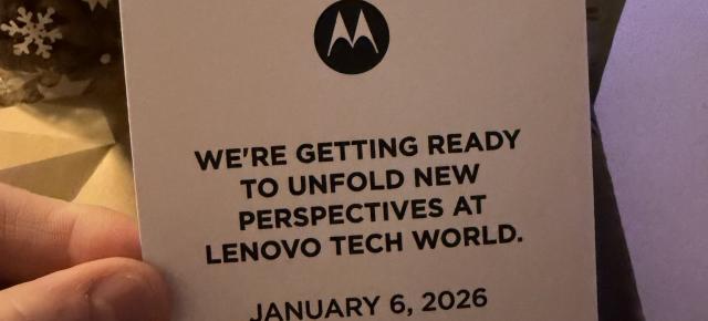 Motorola face aluzie la primul pliabil tip carte în felicitări de Crăciun; "Fold-ul" vine în ianuarie, la Tech World