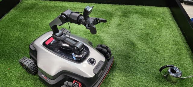 CES 2026: Dreame Roboticmower APEX atrage toată atenția! Mașină de tuns iarba inteligentă, cu braț robotic pentru ridicarea obstacolelor