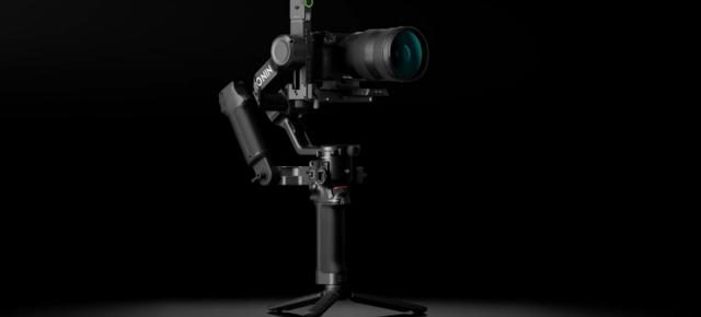DJI RS5 este un gimbal care suportă 3 kilograme de echipament, are tracking superior pe ecranul tactil