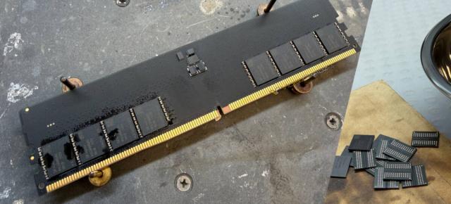 Cineva și-a făcut RAM în garaj, din cauza prețurilor prea mari; Un entuziast a creat un modul DDR5 funcțional