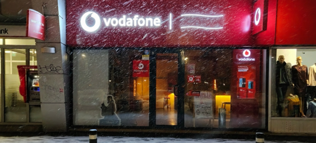 Vodafone vine cu oferte personalizate la portare pentru segmentul B2B; 1x SIM de la 5 eur/lună, telefoane iPhone 17 Pro/Pro Max incluse la abonamente superioare