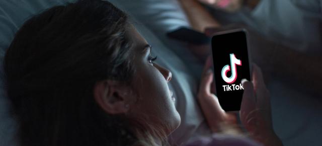 UE impune reguli noi pentru rețelele de socializare, încercând să restricționeze scrolling-ul infinit în aplicații precum TikTok