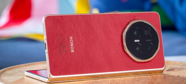 Honor Magic V6 are o variantă roșu velvet cu gradient și finisaj ca de piele de căprioară (Teaser)