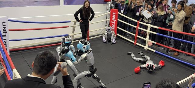 MWC 2026: Am văzut un meci de box cu roboți și un robot câine Unitree demn de Metal Gear Solid - haos controlat!